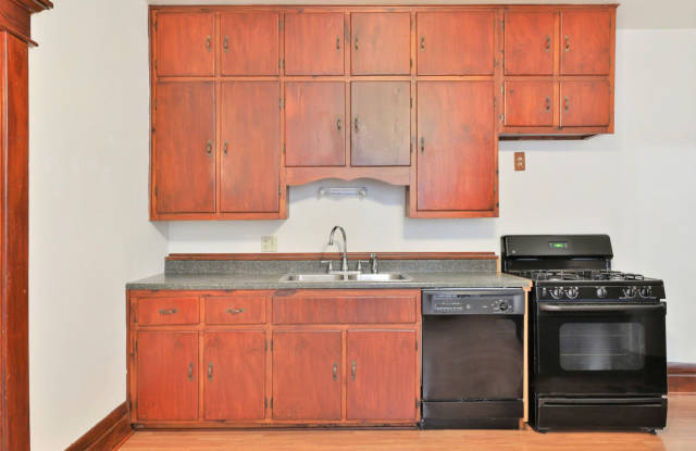 Large 5 Bedroom North Campus Townhouse - 1st house from High Street Gallery 4