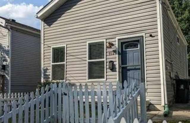 939 Goss Ave photos photos