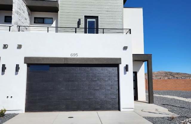 Newer Three Bedroom Town Home-Crimson Park photos photos