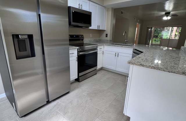 ANNUAL RENTAL - 2/2 CONDO IN PINE HAVEN WITH CARPORT Gallery 4