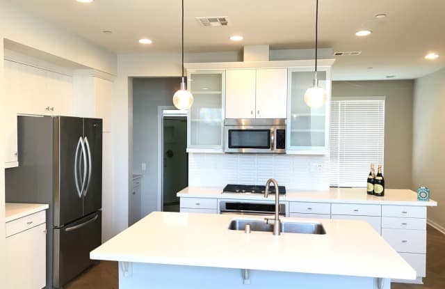 Spacious Hollywood Townhome with 2 Master Suites & Direct-Access Garage & Private Rooftop Deck Gallery 3
