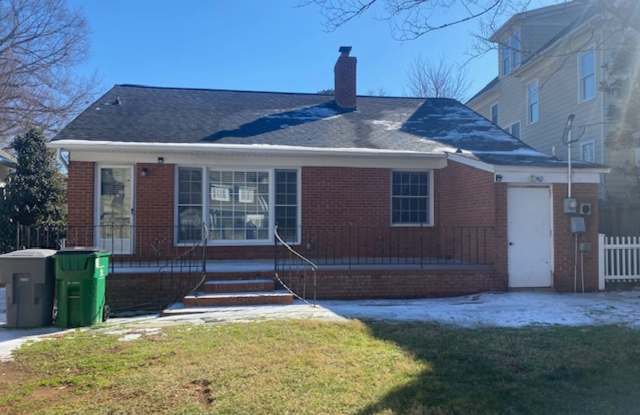 1/2 MONTH FREE! ✨Cotswold- 3 bed,2 bath, Hardwood floors Gallery 4