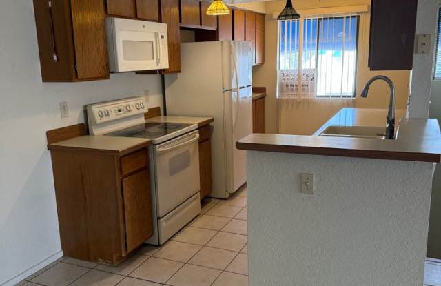 Eastside Oasis! Stylish 2-Bedroom Condo with Pool & Spa! Gallery 4