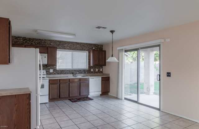 1104 E LOWELL Court Gallery 4