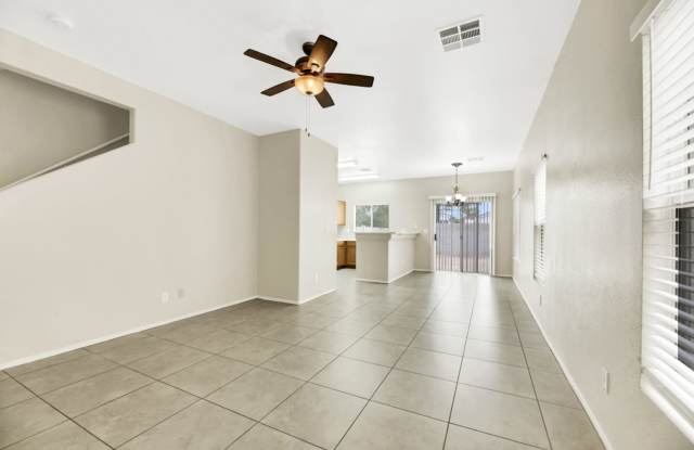 2 bedroom Townhome with a yard Gallery 3