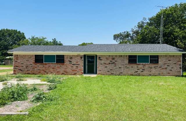 3-Bedroom, 2 Bat Single Family for Rent in Hillsboro, TX | Great yard & Modern Kitchen photos photos