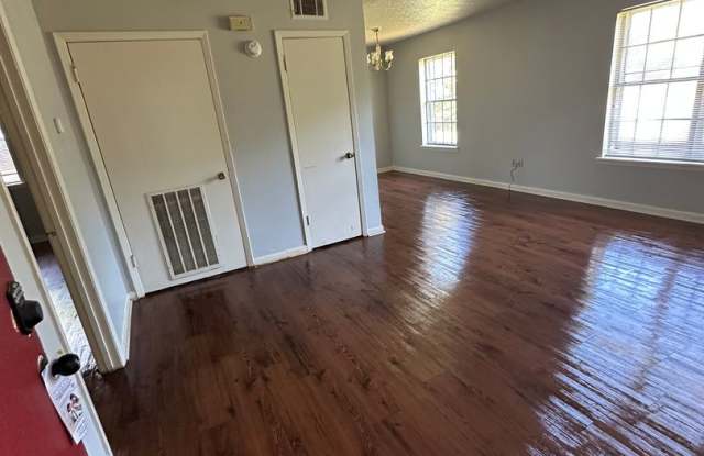 Colonial Apartments Gallery 3