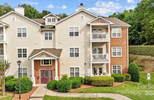 Room in 3 Bedroom Home at Hyde Glen Ct Gallery 3