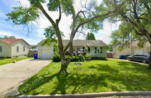 Cute 4 Bed 1.5 Bath Home in Olathe-Available in JULY!! photos photos