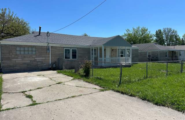 Backyard Nights & Front Porch Mornings — Cozy 3BR Brick Ranch in Fairlawn photos photos