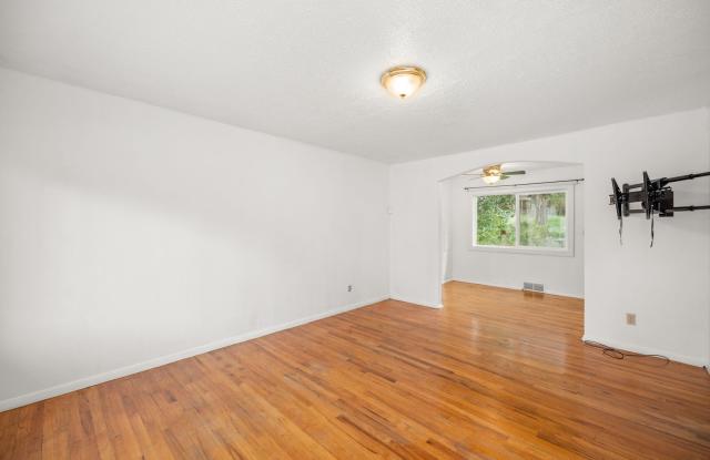 South Perry 4-Bed / 2-Bath with Fully Fenced Backyard Gallery 4
