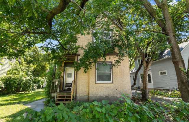 294 Thomas Ave W photos photos