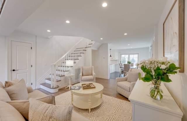 24 Stratton Square Gallery 4