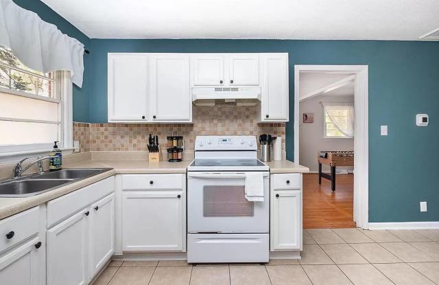 Room in 2 Bedroom Home at Archdale Dr Gallery 3