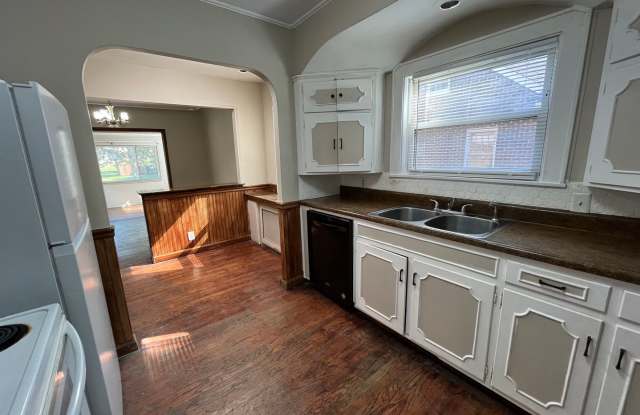3 bedroom house with fenced yard & garage Gallery 1