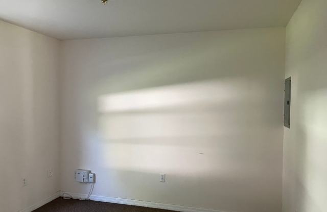 Zephyrhills, FL SPACIOUS 2BR/1BA Duplex, Vaulted Ceilings, More! NO APPLICATION FEE! photos photos