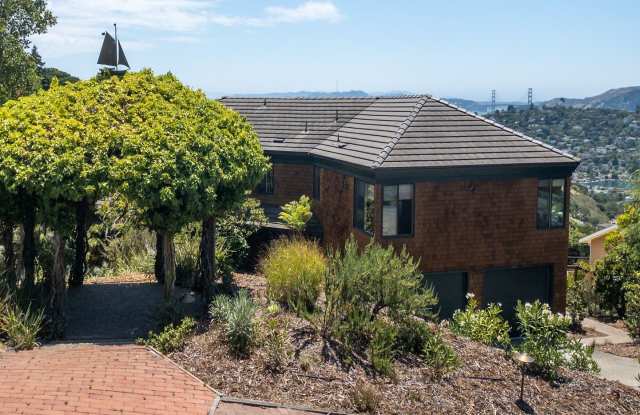 4BR/2.5BA 3,274sqft! STUNNING GG VIEWS!!! Yard! Spa! 4 Car Parking! Pet! PROGRESSIVE photos photos