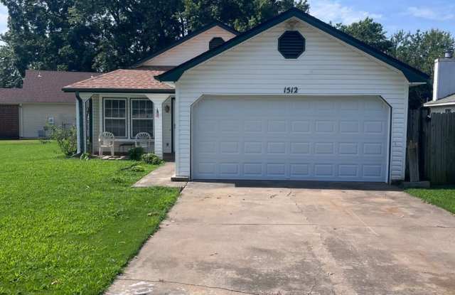 2 bedroom House with fenced in yard photos photos