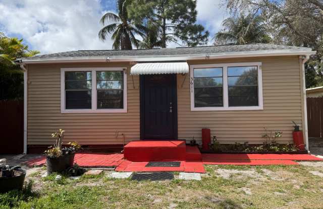 2/1 Florida charm home in the heart of Palm Springs! photos photos