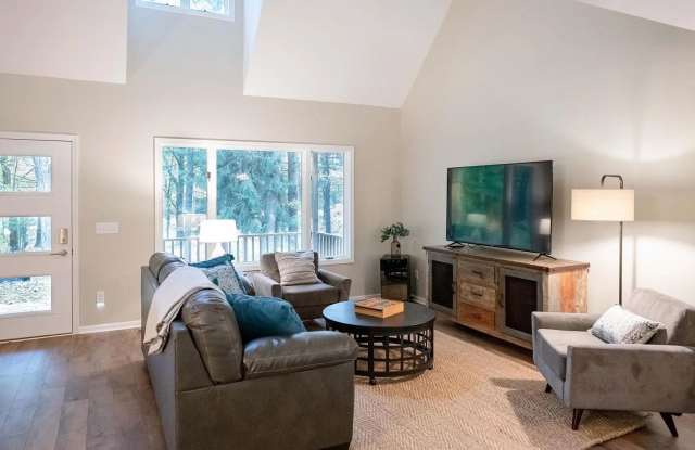 Gorgeous 3-Bedroom Waterfront Home in Saugatuck Gallery 3