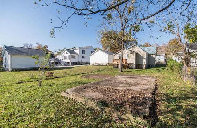 Bright & Spacious 3-Bedroom Home – Pet-Friendly with Private Yard Gallery 1