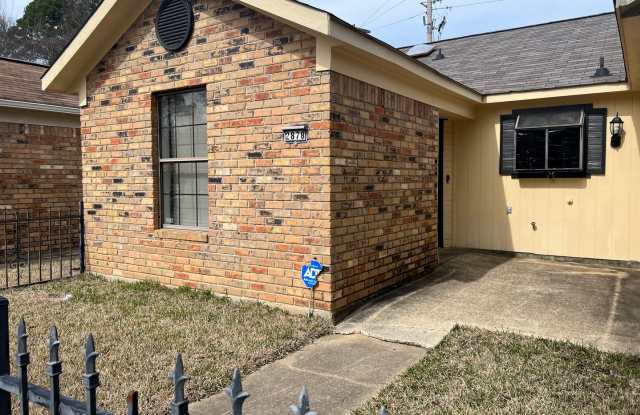 CUTE CUTE CUTE and close to shopping/dining! photos photos