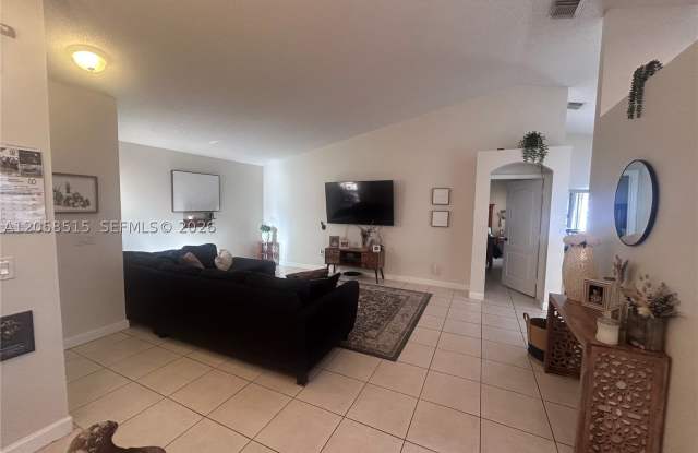 4820 SW 152nd Way Gallery 4