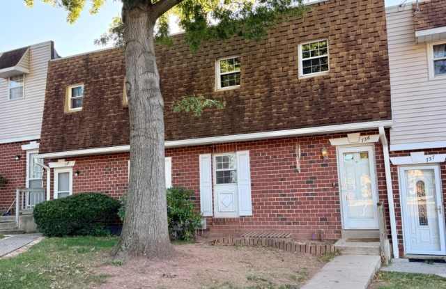 736 VILLAGE Lane Gallery 1