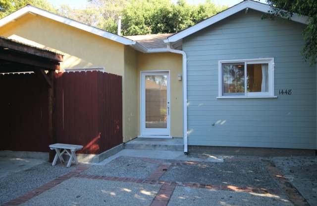 Showings Friday 8/15 2-3pm--Adorable Private Back House 2bed/1bath Pet Friendly photos photos