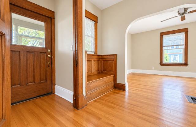 Available NOW! Large 4 bedroom 1 bath house in Dayton's Bluff area!! Gallery 3