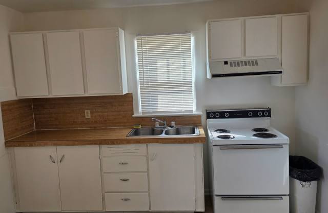 Charming 1 bedroom house avail NOW Gallery 4