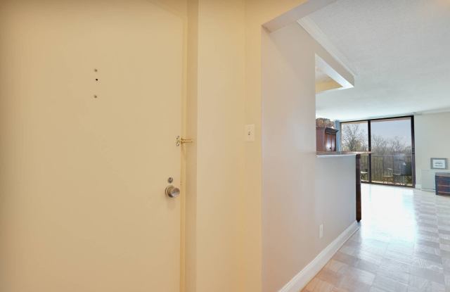 Luxury and fully updated studio in Americana Centre in downtown Rockville Gallery 3