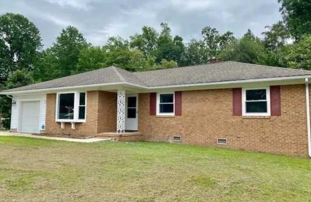 Cozy Ranch Home w/ Enclosed Sunroom, Fully Fenced Yard, and Upgrades. Minutes to Fort Bragg and Shopping. photos photos