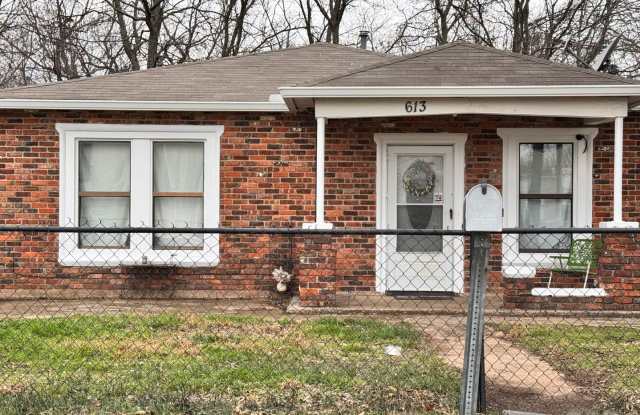 3 BEDROOM 1 BATHROOM BRICK HOME FOR RENT! - 613 F Street Southwest, Ardmore, OK 73401