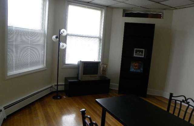 Nice studio in prime BU location Gallery 3