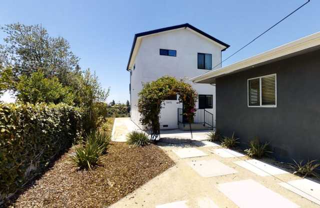 4BD/2BA with a Balcony. Great views, amazing yard! Gallery 1