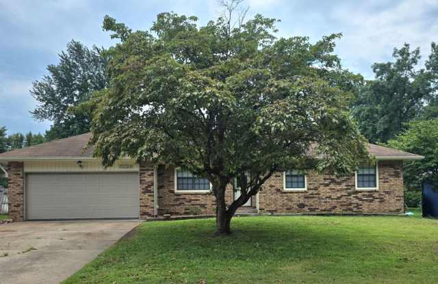 3 bedroom home in quiet SW Springfield neighborhood. photos photos