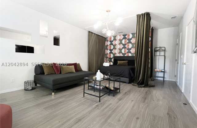 513 SW 18th Ct Gallery 2