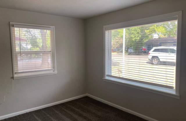 Great 2 bedroom house on a HUGE lot! $250 OFF MOVE-IN SPECIAL!! - 203 North Venice Street, Nampa, ID 83687