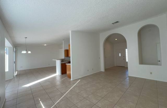 Beautiful 3 Bedroom/2 Bathroom House-available now! Gallery 4