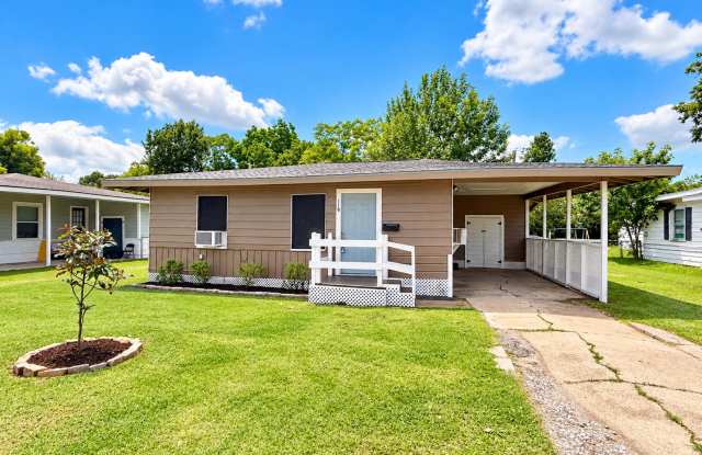 Adorable 2/1 Cottage near Downtown Lake Jackson!, Gallery 1