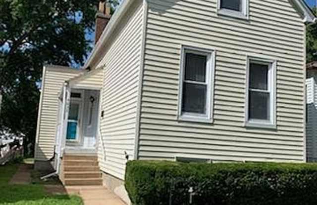 Beautifully Renovated 3-Bedroom Home with Off-Street Parking in South City Gallery 1