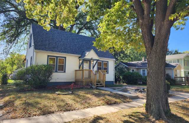 Nice updated 3 Bedroom House in a Great Neighborhood - 2621 Lyon Street, Des Moines, IA 50317