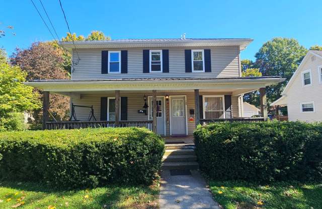 Upstairs 1 Bed 1 Bath Apartment for Rent in Bellville | 189 Markey St – Apt B Gallery 1
