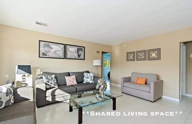 5498 Lindley Avenue Gallery 1