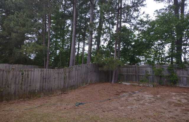 NEW FLOORING!! Super Four bedroom home in Northeast Columbia! Gallery 3