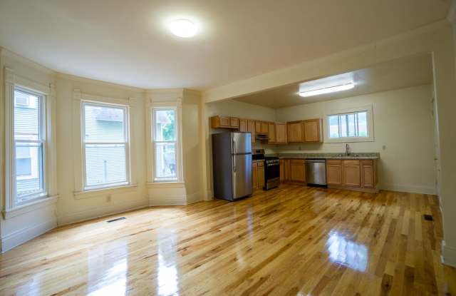 546 Columbus - Available August 1, 2027 - Beautiful 1st Floor Flat On Quiet Residential Street Gallery 3