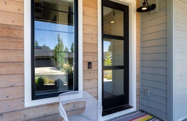 4 Bedroom 2.5 Bath Mountain Views Fully Furnished-Utilities Included Gallery 3