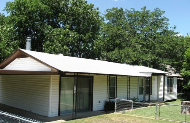 128 West Peach Street - 128 West Peach Street, Grapevine, TX 76051