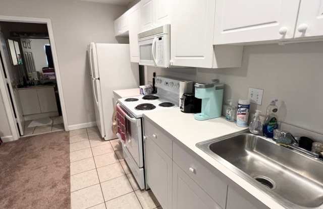 SOUTHWOOD: Detached Studio - Utilities Included Gallery 4